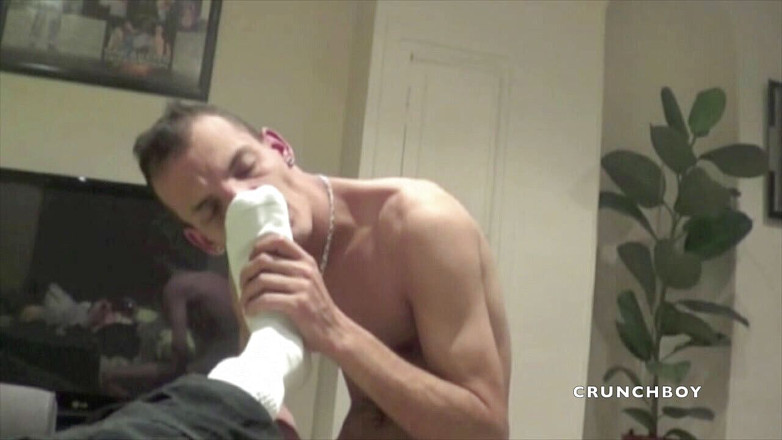 Raw French Bad boys: Voeten- en voetheersing door Franse Twink en zijn vriend badboy
