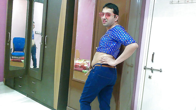 Cute & Nude Crossdresser: Schattig mietje travestiet femboy Zoete lolly in een spijkerbroek, crop...