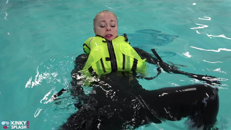 UKCuteGirl Lucy Lauren: Neopreen lust: opblaasbaar snorkelvestplezier in het zwembad