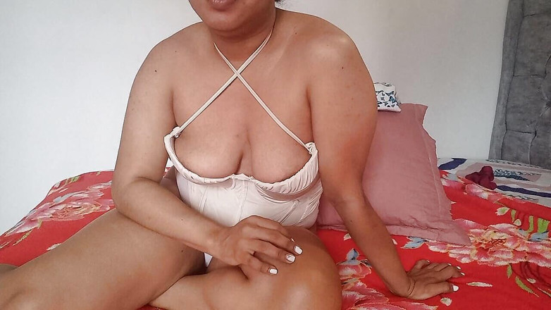 PATY PATY: Mexicana solitaria con grandes tetas !! y se comerá el coño