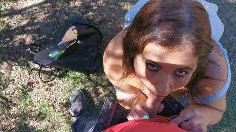 Montse Swinger: Blowjob Di Lapangan