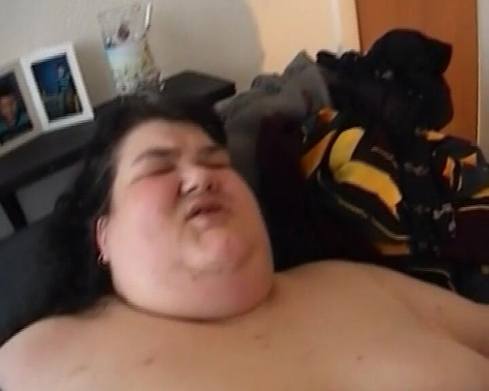 Deutsche XXX Filme: Dunkelhaarige deutsche bBW bekommt ihren mund nach einem tiefen knall...