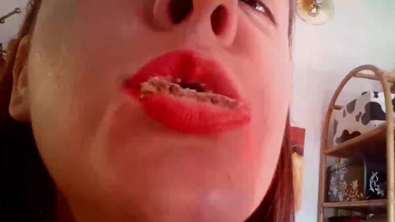 Nicoletta Embassi: Ich kaue dich komplett wie ein kleines Insekten, ich zerquetschen...