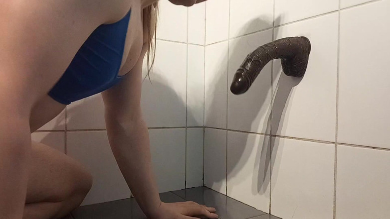 Elise Woods: Banci deepthroat dildo dalam gaya doggy sebelum menunggangnya sehingga sissygasme...