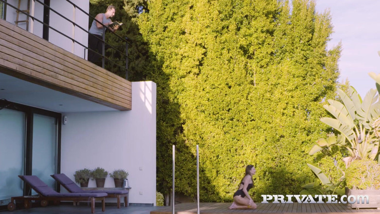 Private.com: Talia Mint scopa in piscina