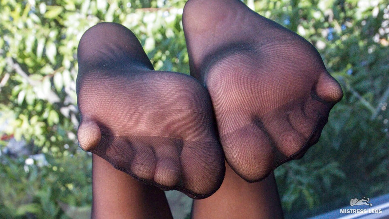 Mistress Legs: Des jambes de maîtresse exclusives dansent dans des bas noirs