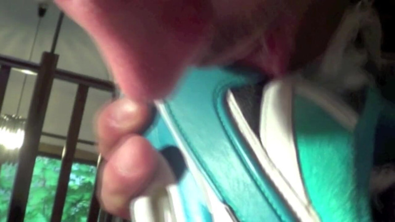 Sneaker gay: Французский твинк покорил ступни Тони