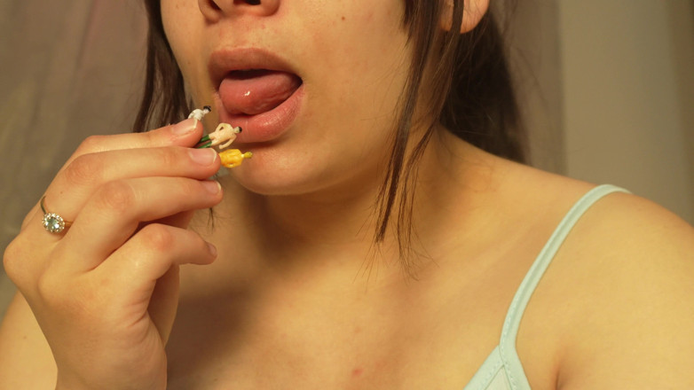 AmayaMori: Obryně Dívka rozbalí candy, ale je překvapena, protože je drobný...