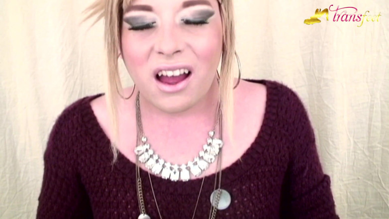 Trans and Cross-Dressers Feet: Mallory si waria rambut pirang dan kuku merah mudanya yang...