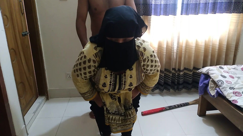 Aria Mia: Mi madrastra india barriendo la habitación y luego la follé -...