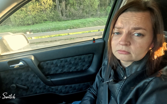Sandy Switch: Une jolie auto-stoppeuse séduit un chauffeur et taille une pipe à 93...