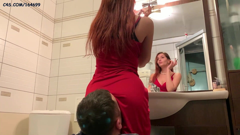 Petite Princesses Femdom: Господиня Софі в червоній сукні використовує крісло раба - ігноруйте сидіння на обличчі фемдом