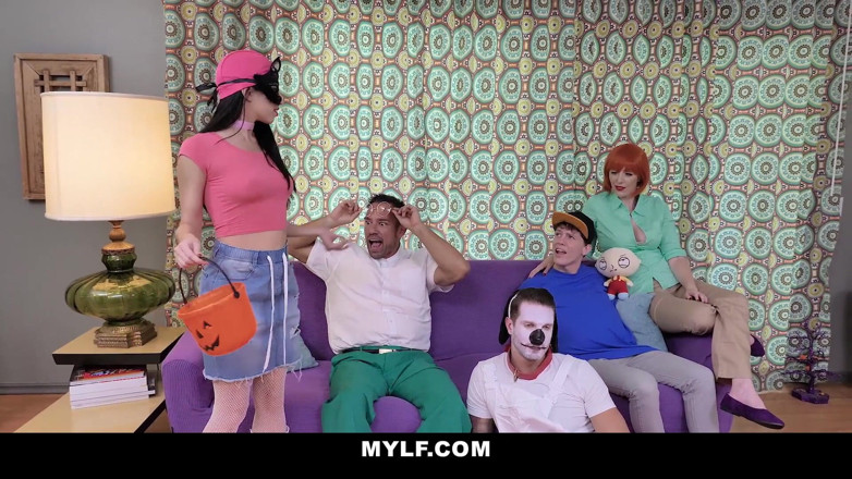 Mylf Official: Clan baise un mec