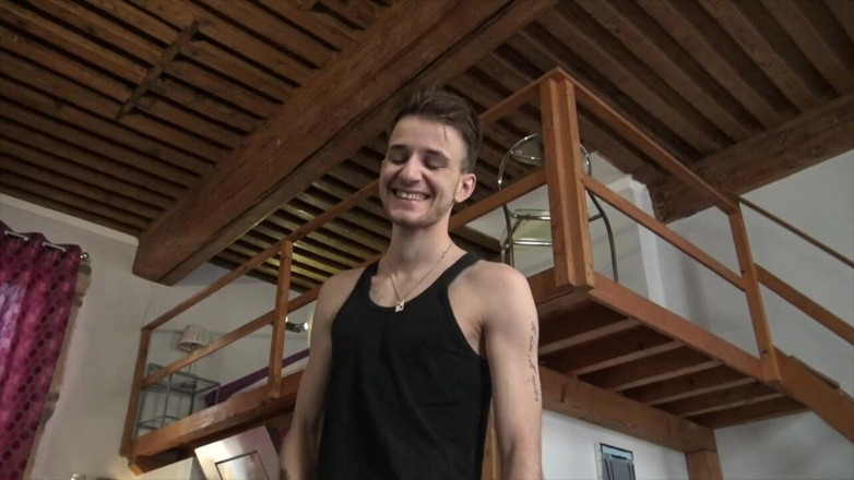 YOUNG FUCKED BY OLDER: Jess bị đụ bởi twink trẻ hơn anh ta