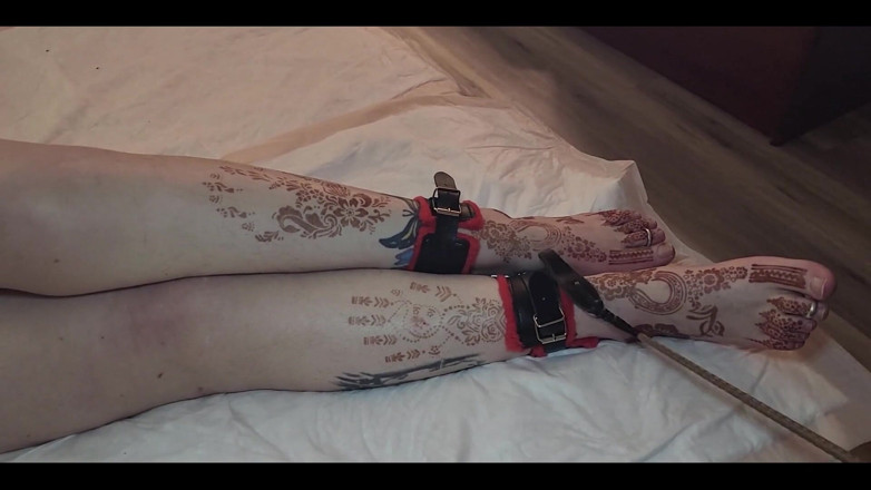 CrippleFreak4U: 私の美しいサイズ13の女性の足と長い脚が、ベルトと鞭で鞭打ちされ、手枷で縛られていた