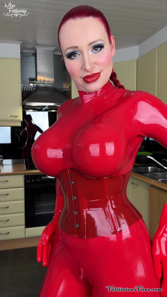 Miss_Fetilicious: Bist du bereit, dich deiner Latex-Herrin hinzugeben?