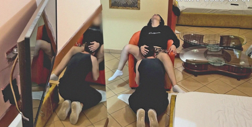Couple Of Pleasure: Cam betrapt universiteitsvrienden, jongen beft het poesje van een hete...