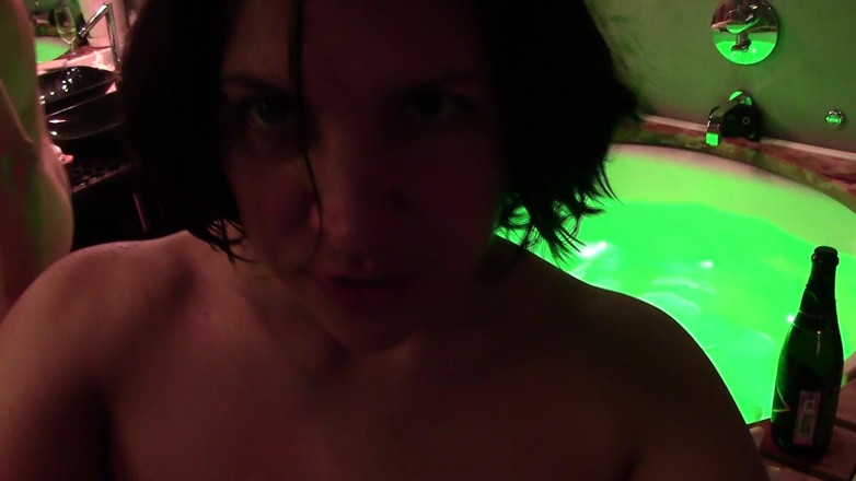 We heart Pron: Amateur Couple Fucking in the Hot Tub