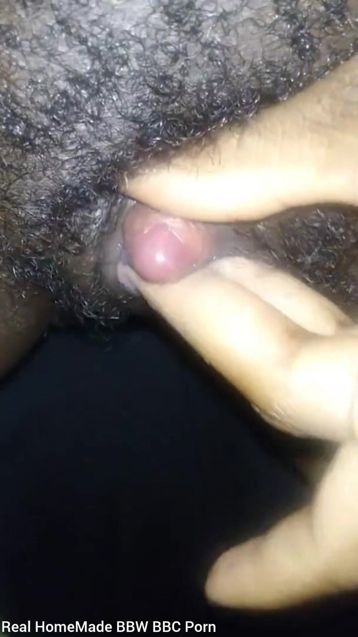 Super sexy ebony cuties: Поглаживаю мою волосатую мокрую киску большого клитора крупным планом