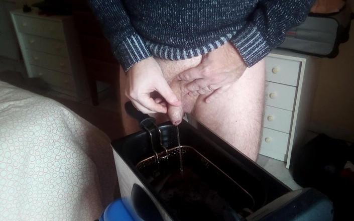 Sex hub male: John se pișă în friteuză