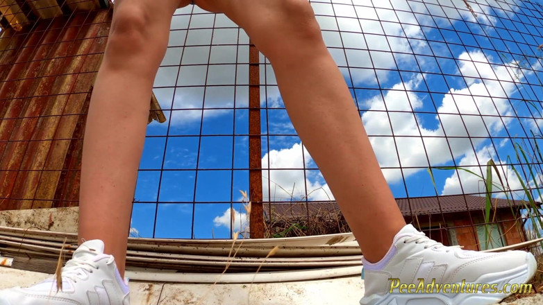 Pee Adventures: Morena sexy se esforçando para fazer xixi