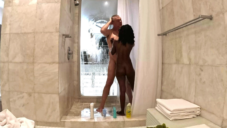 Black Swan: 性感娇小的黑人熟女和他的爸爸在他的顶层公寓洗澡