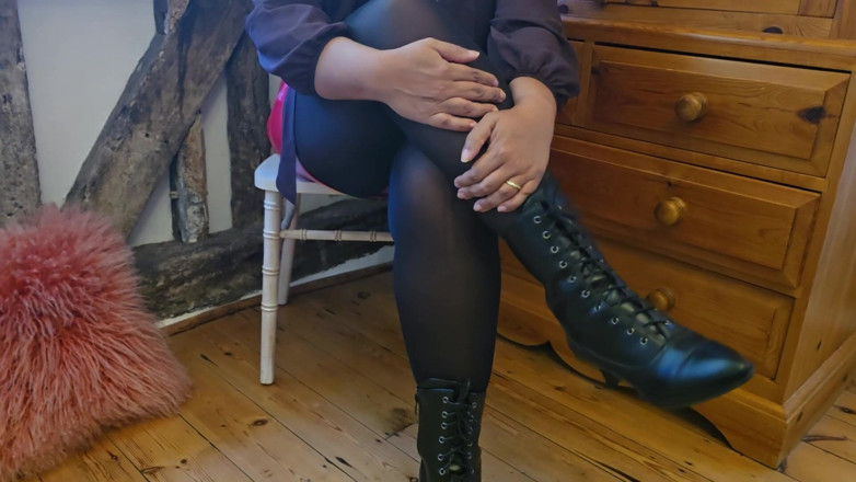 Slutty Ms B: Cizme cu dantelă și colanți