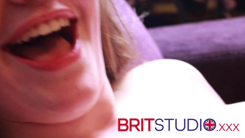 Brit Studio: 18 साल की ब्रिटिश हसीना छह लोगों को चूसती है