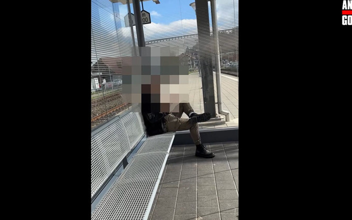 AntoGoesHunting: Desconhecido Curioso Muito Latino Se Aproximou Em Uma Estação De...