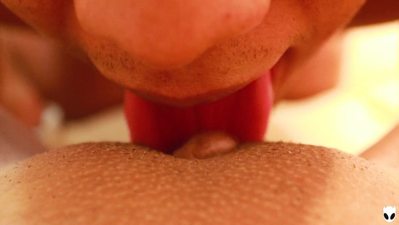 Nena Gamer: Grote clitoris poesje likken tot een orgasme pov