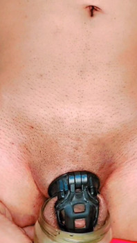 Stojąc sika w Chastity Cage