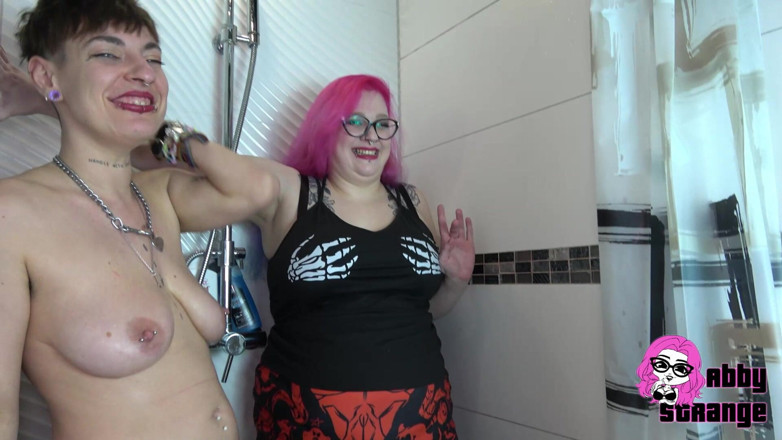 Abby Strange: Piss Fest Threesome với Golden Shower