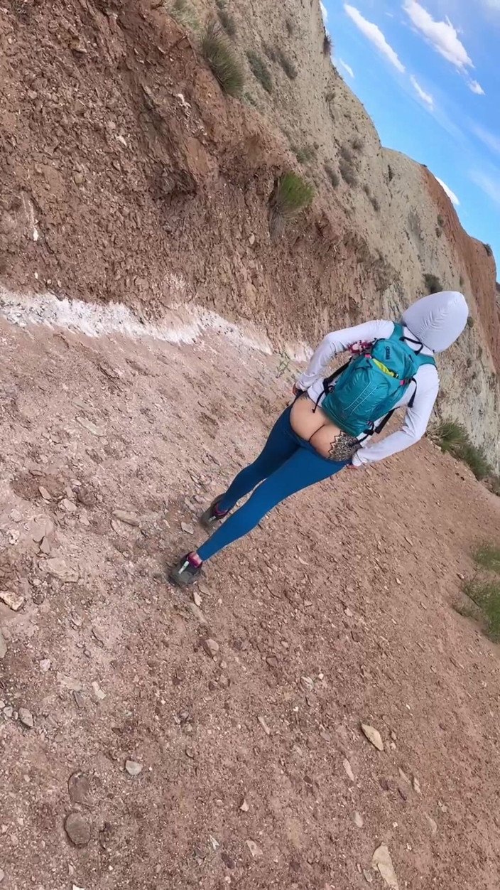 Bigmax8inch: Wild Mountain Flash - provocación en topless en el sendero remoto...