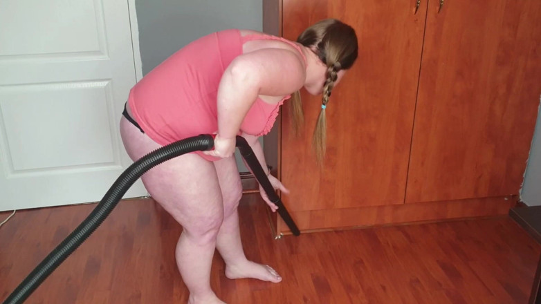 domslutfucker: Bbw nhợt nhạt thắt bím được cởi quần áo để hút chân không...