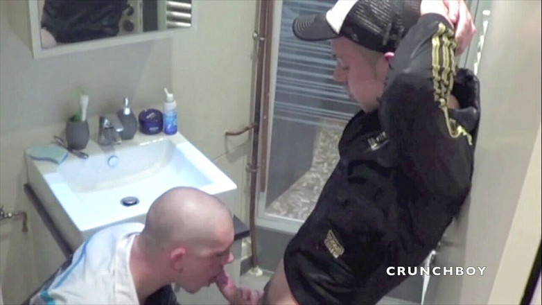 STRAIGHT BOY CURIOUS: Ryan se fait baiser par une Arabe hétéro en jogging