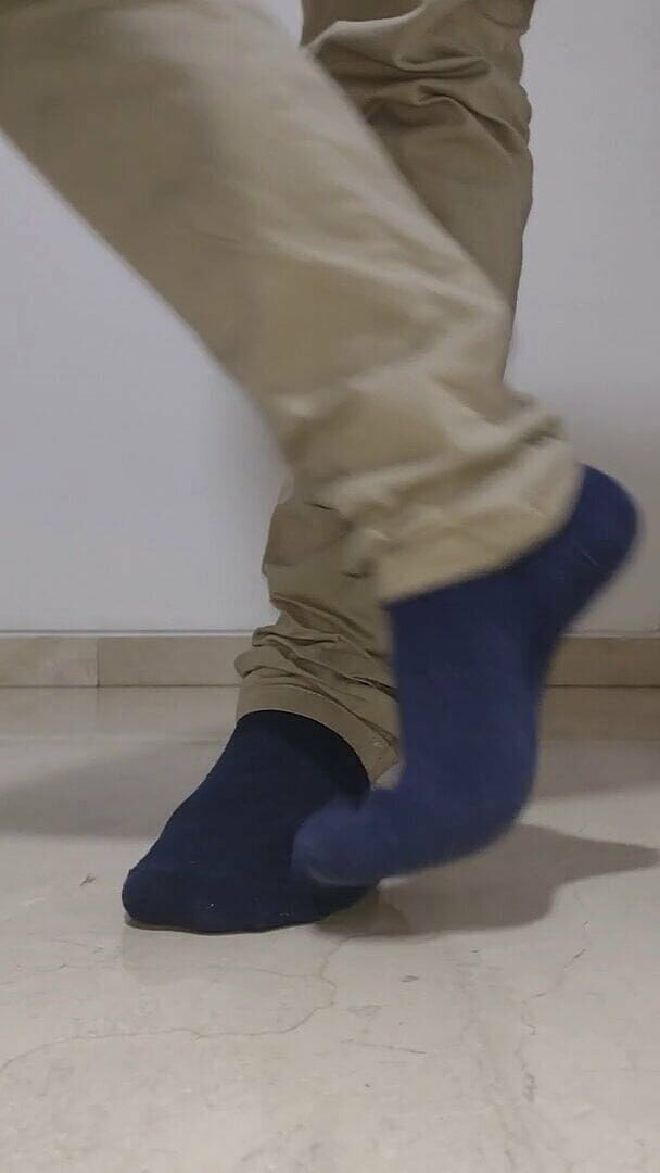 Tomas Styl: Chaussettes bleu foncé sur des pieds latinos