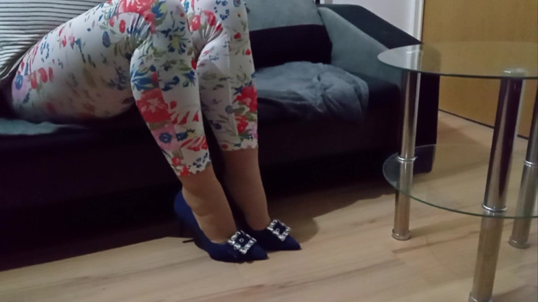 High Heels Kingdom: セクシーなブルージーンズにぶら下がっている女装者ポインテッドトゥハイヒールパンプスバックル付き