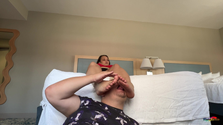 Ticklish Chicks: Fetcon '25: Cleo Cleavage की पूजा की गई