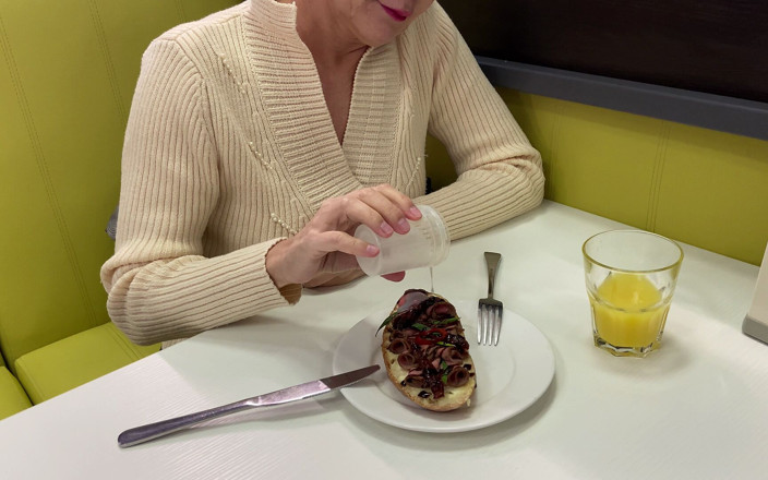 Ladyloveyoung60: MILF utomhus spermier äta