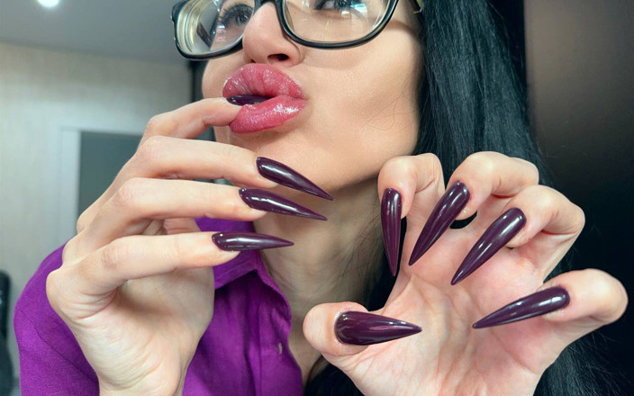 Julia domaina: Violet foncé, ongles longs, griffes, sucer les doigts, fétichisme des...