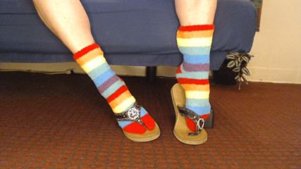 Abby Anna: Fuzzy regenboogsokken raden leren teenslippers