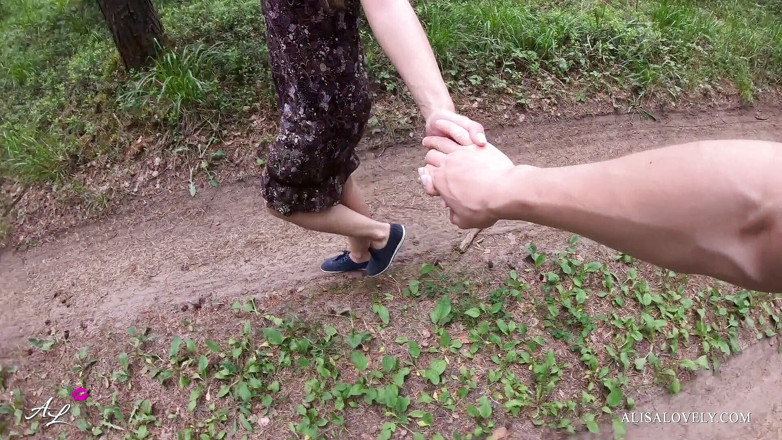 Alisa Lovely: Un jeune couple se promène dans les bois et se...
