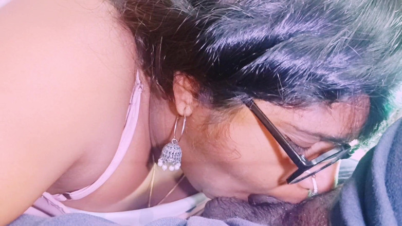 Telugu honey lips: सौतेला भाई और सौतेली बहन रोमांटिक चुदाई तेलुगु गंदी बातचीत करते हुए।
