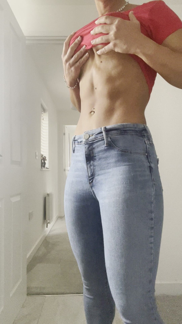 CALLIE ROKS: М'язи позують abs, мокра гаряча душова мокра футболка
