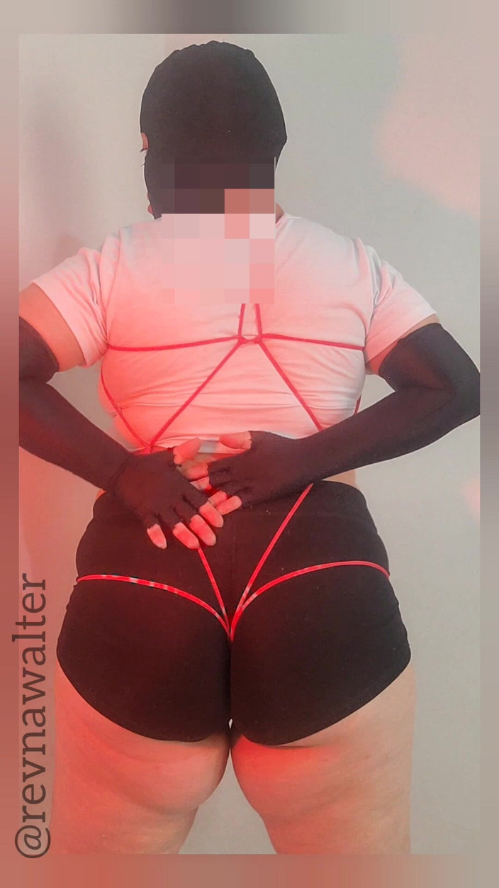Revna Walter: BBW - une femme sexy ligotée s’amuse beaucoup !