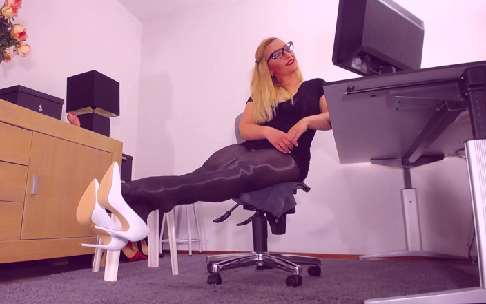 Nylon fetish 4u: 616. Białe szpilki obcasy zwisające, sekretarka MILF w czarnych rajstopach,...