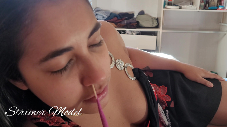 Strimermodel: Indu induing Sneezes s párátkem - Sfw