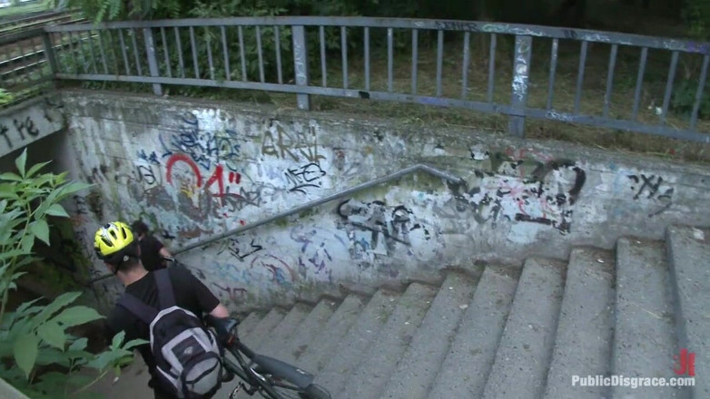 Public Disgrace by Kink: Weltberühmte Domina auf den knien kriecht nackt durch die straßen...