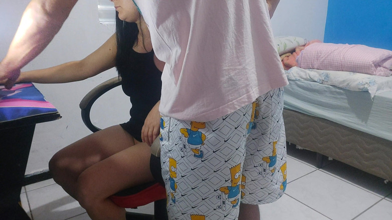 Jennyferpimenta: Esposa gostosa recebe o técnico de TV em uma roupa...