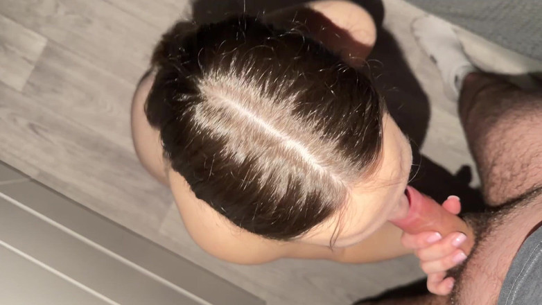 Sinner Girl: Sexy studentka s těsnou růžovou kundičkou dostane silný orgasmus a...